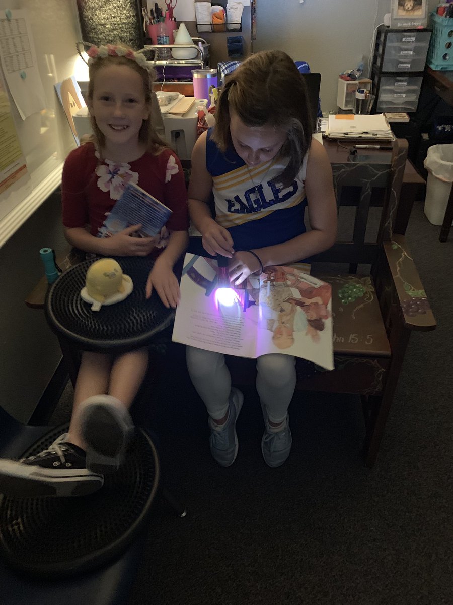 stephmcclure17's tweet photo. Flashlight Reading #mcclure4 #brockintermediiate https://t.co/Nlut881hCQ
