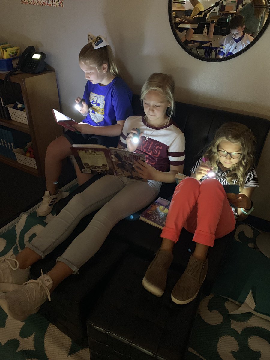 stephmcclure17's tweet photo. Flashlight Reading #mcclure4 #brockintermediiate https://t.co/Nlut881hCQ
