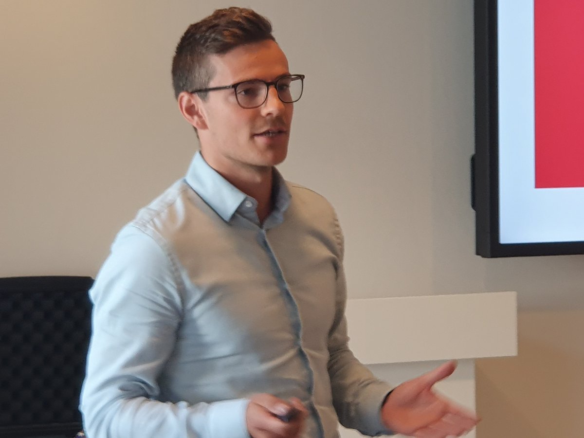 1. Wissenschaftsforum Ideenmanagement. Fabian Scheffold von der Deutschen Hochschule für Prävention und Gesundheitsmanagement gibt wertvolle Einblicke in seine Ideenmanagement Masterarbeit. 

 @z_idm #ZI #ideenmanagement @Stedhfpg_de