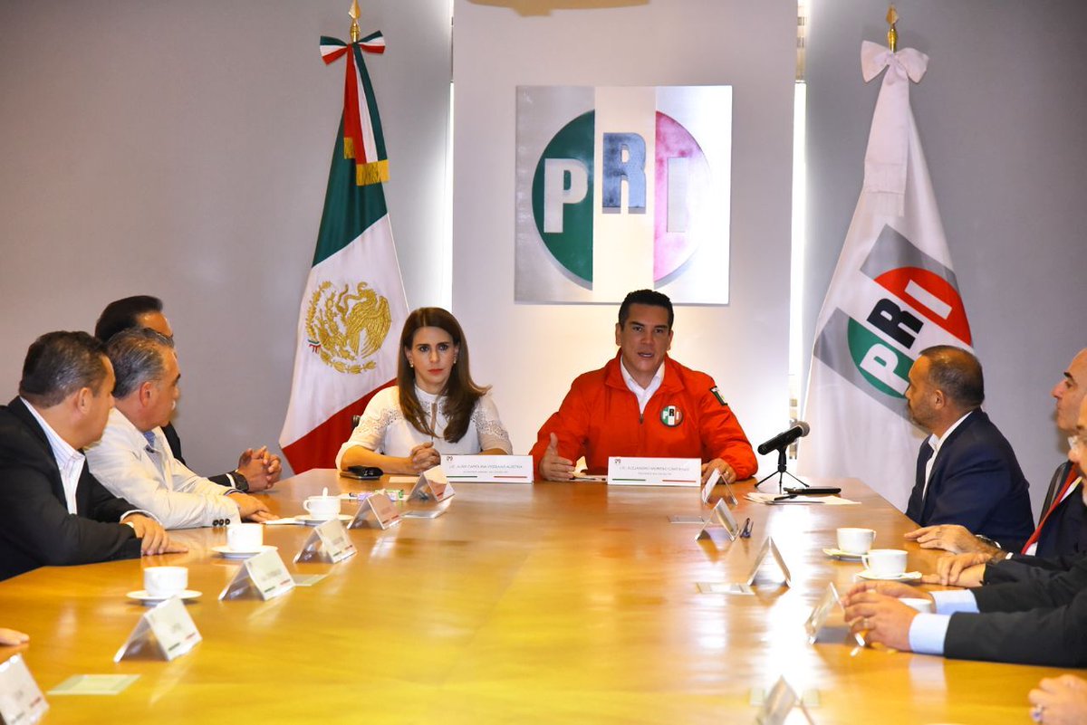 alitomorenoc's tweet photo. Tomamos protesta y entregamos nombramientos a Delegados del @PRI_Nacional en diferentes estados, a quienes les reiteramos nuestro compromiso de trabajar juntos para fortalecer al partido, porque el PRI está a la altura de los retos que demanda México. https://t.co/teQSrST2xC