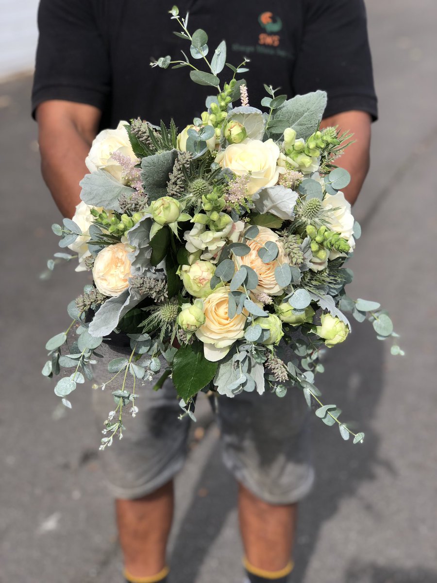 Happy weekend! Today’s wedding bouquet for the gorgeous Alison who is getting married #thamesrowingclub in Putney today!
#roseandmaryuk #weddingflorist