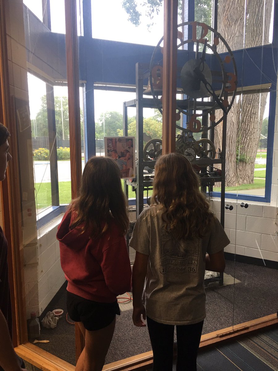 cbridge384's tweet photo. Building a community and our 4C skills during digital responsibility gallery walk #fourc #d39online @HawkWolf39 https://t.co/tSQUshLIFD