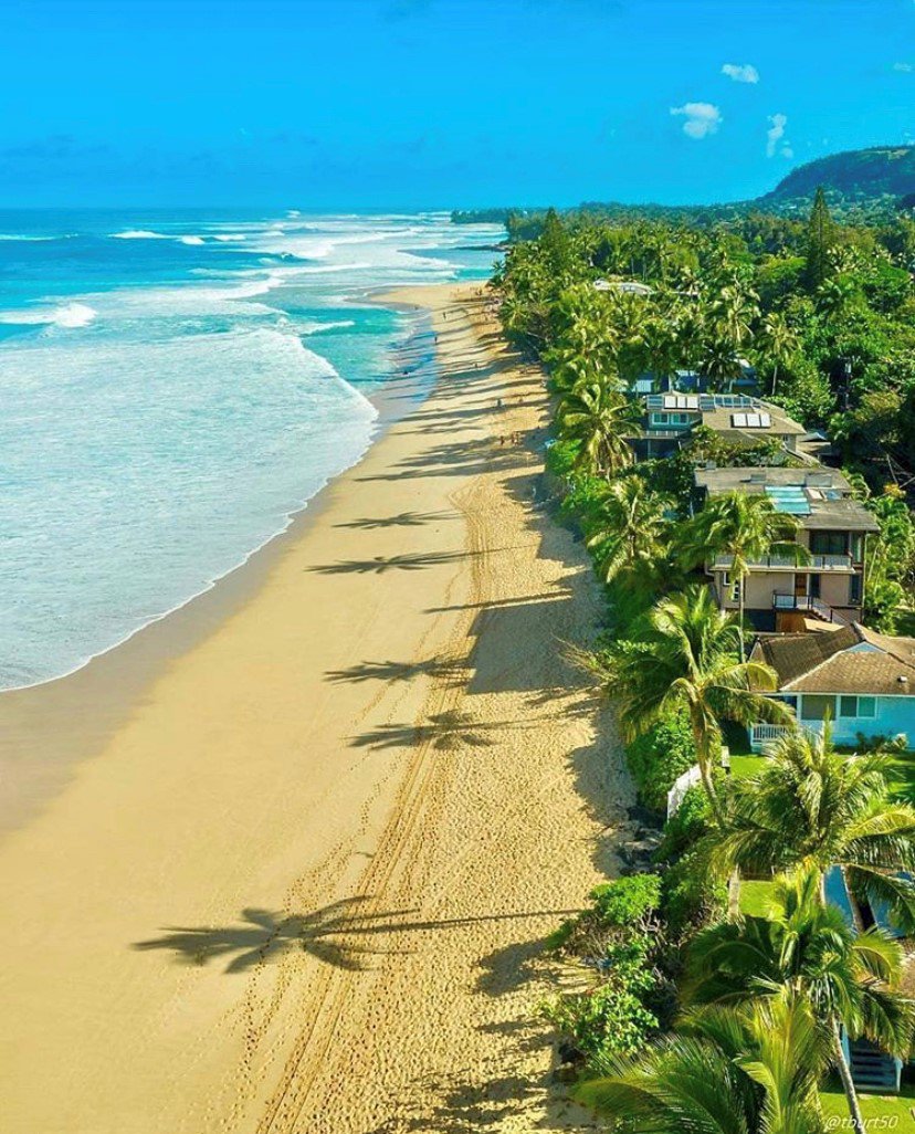 On this beautiful #AlohaFriday, we think you all deserve to be right here on this beach! 🤙🏼🌊 📸 @tburt50