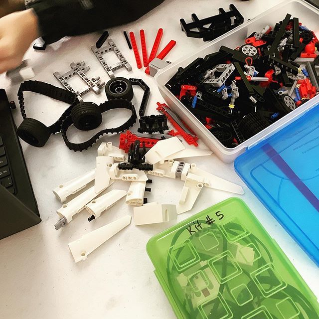 enkarin's tweet image. Lego Robotics class this morning. .
.
#teacherlife #ev3mindstorms #lego @lego