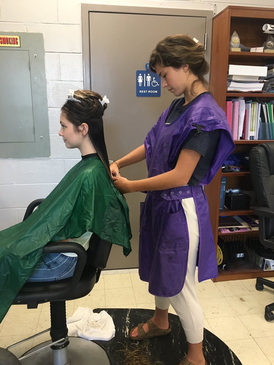 pamelabonee's tweet photo. First week for clients .. I’m so proud of my girls #lcss Cosmetology #lchsone https://t.co/Rl3zRpTfs1