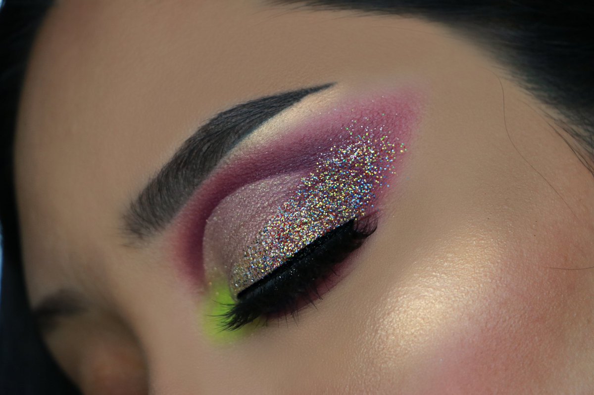 makeupbyleslyj's tweet photo. Hi jewels. Would you wear this look? 
⠀
Hola chicas! Acá les traigo otro maquillaje inspirado en esta maquillista brasileña Kanillateixeiramakeup. 
#glitterliner #abhxjackieaina https://t.co/4JWZt78Nw6