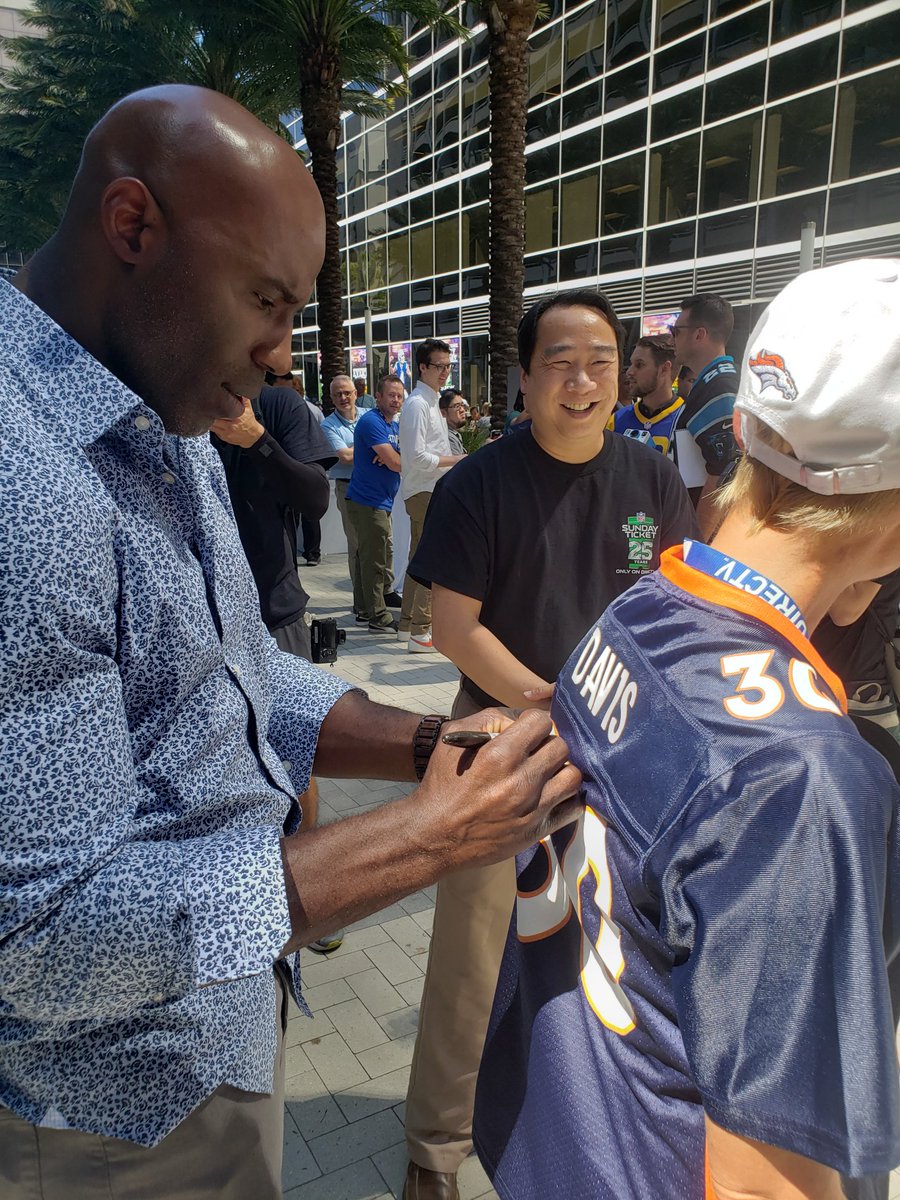 OOP_El_Segundo's tweet photo. #BartonNation #AttEmployee #LifeATATT #ThisIsHowWeDoItAtElSegundoOOP
WHO's ready for some FOOTBALL!!!!
#ElSegundoOOP is! @Terrell_Davis paid us a visit yesterday. He might need to suit up against my Raiders on #MondayNightFootball May the best team win! https://t.co/abp6DmMbUD