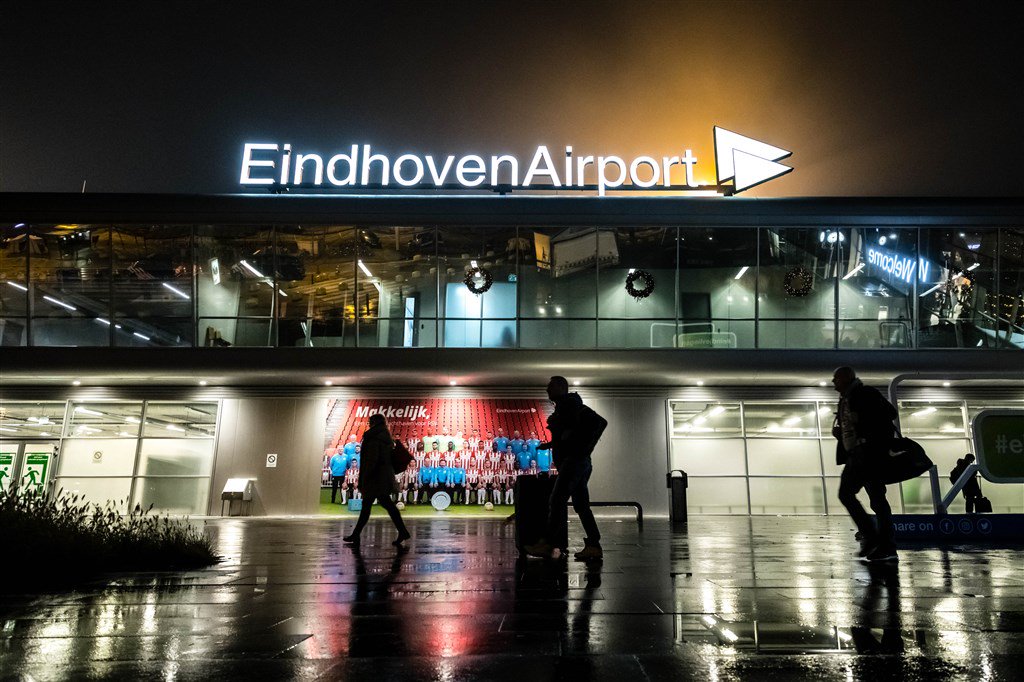 RTLnieuws's tweet photo. Eindhoven Airport mag komende jaren niet groeien https://t.co/IOoHSwFyHK https://t.co/xW3KzycDSd