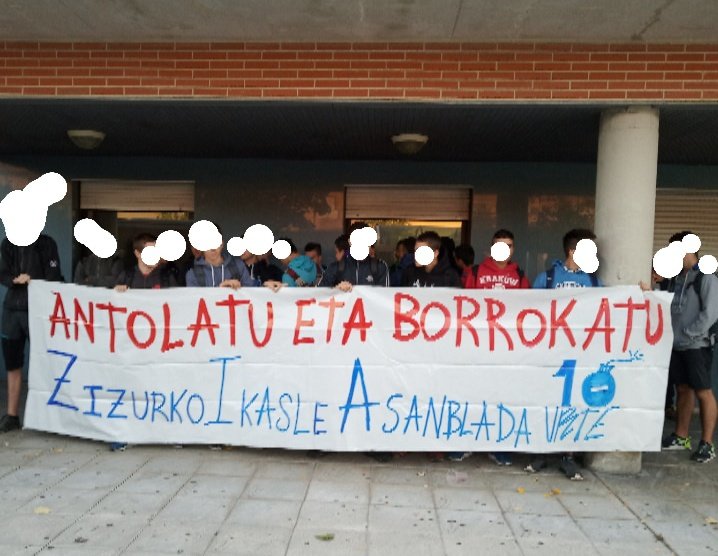 ZIA__AEZ's tweet photo. 2009an hazi ziren sustraiak 10 urte ondoren bizirik dirau.
Zizurko Ikasle Asanbladak 10 urte borrokan!

Las raíces sembradas hace 10 años siguen vivas.
La asamblea de estudiantes de Zizur 10 años en lucha! https://t.co/69vdmd0esF