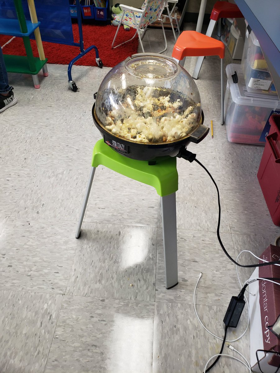 Debs120267's tweet image. Having fun while using our 5 senses! #popcornmaking #kinderteam #LoveMyLISD