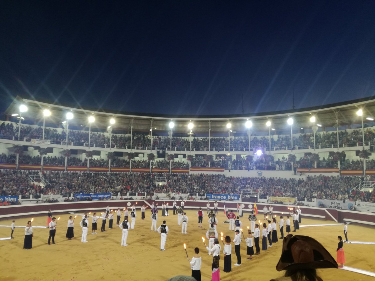 BenjaminFerret's tweet photo. El club Boletero llena la plaza de Dax para su Nuit du toro. #TorosYSalsa https://t.co/VW12SNohCN