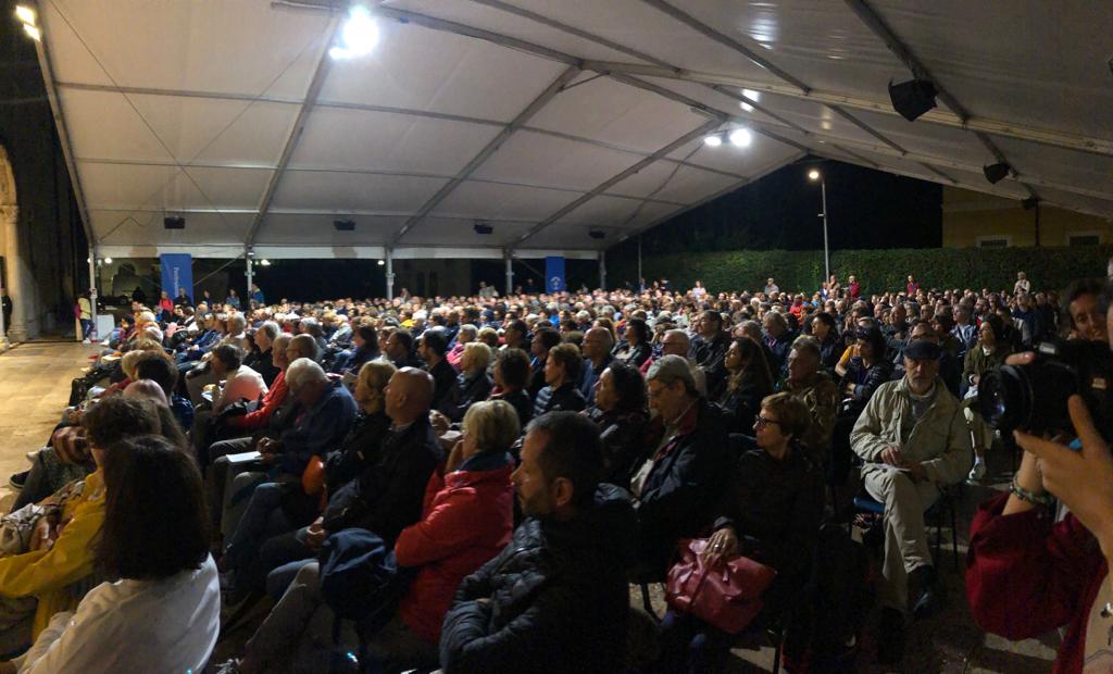 feltrinellied's tweet photo. Pubblico assorto per #PaoloRumiz al @festletteratura #FestLet19 https://t.co/KVPt7qyiM2