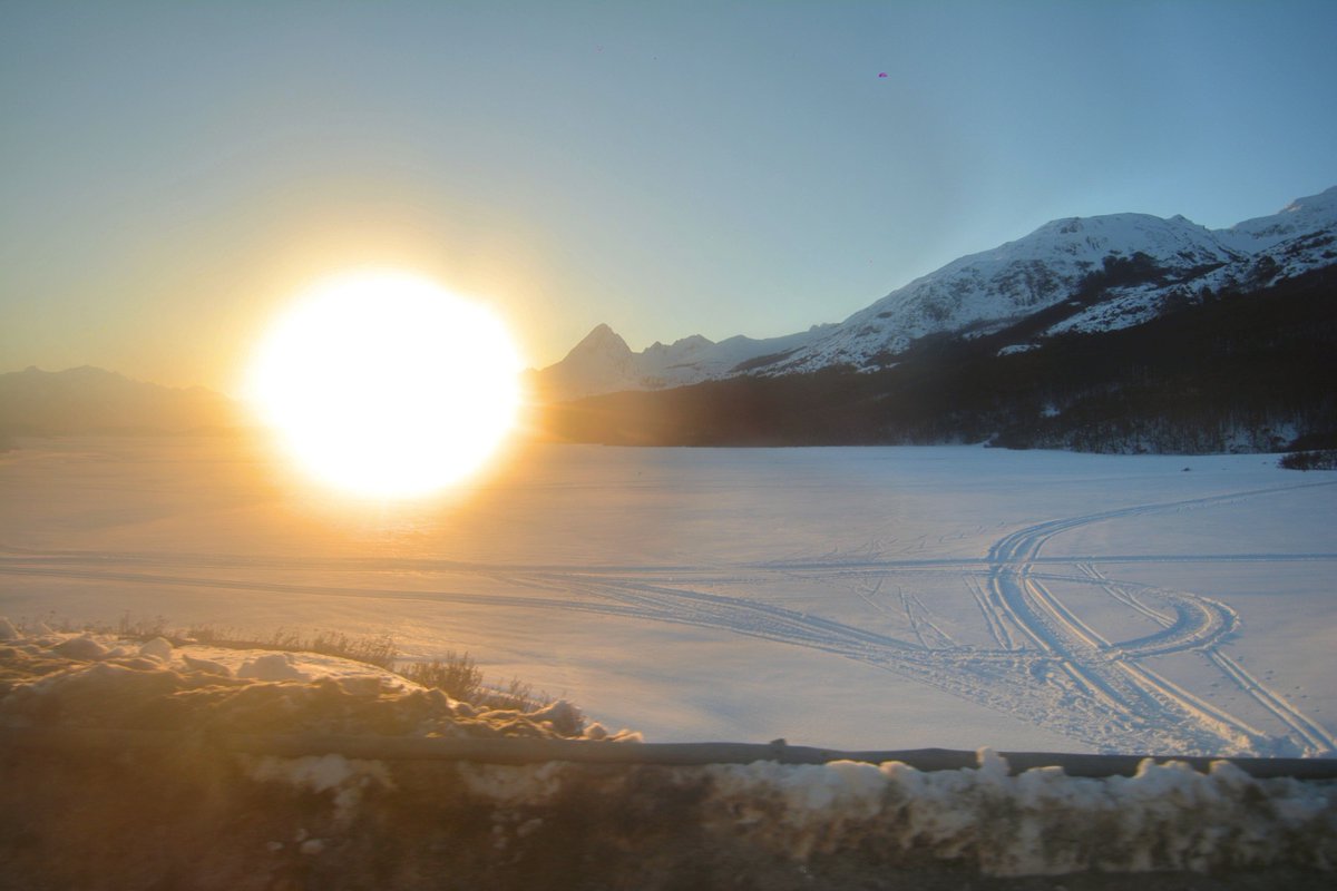 TurismoTDF's tweet photo. Septiembre en el Fin del Mundo: poco después de las seis de la tarde el sol comienza a ocultarse en el Valle de Tierra Mayor #VamosALaNieve #FinDelMundo #TierraDelFuego #TierraMayor https://t.co/oxkiMNXy6P