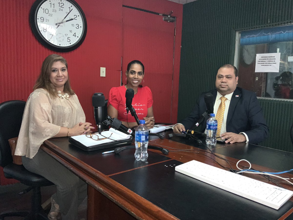 PasaportePma's tweet photo. Continuando con su agenda, el Administrador de la @PasaportePanama @OmarAhumada visitó  la emisora @laexitosapanama , para informar sobre el nuevo documento electrónico y sus medidas de seguridad, que lo hacen difícil de falsificar. @EdnaJaramillotv #escuestiondeley https://t.co/l2fUD9kVmw