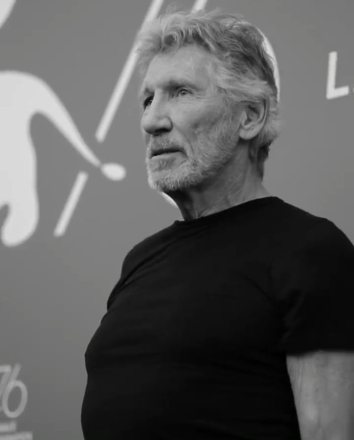 EBustreo's tweet image. "Le persone non affogano nel Mediterraneo per venire a rubare la vostra pizza. Affogano nel Mediterraneo perché sono disperati, disperati, disperati, disperati e disperatamente vogliono salvare i loro bambini e la loro vita"
Roger Waters