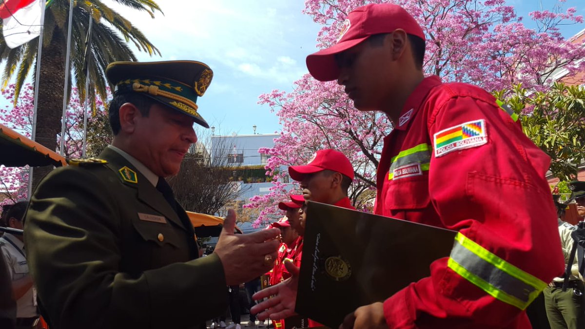 Pol_Boliviana's tweet photo. #Tarija
#GralYuriCalderonM 
El Comando General de @Pol_Boliviana condecoró con la Medalla al Valor a nuestros #Bomberos que combatieron las llamas en la #Chiquitanía como justo reconocimiento por sus servicios. Las acciones continúan y seran constantes hasta sofocar el incendio. https://t.co/EJPOk9uKLR