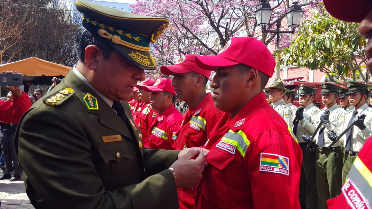Pol_Boliviana's tweet photo. #Tarija
#GralYuriCalderonM 
El Comando General de @Pol_Boliviana condecoró con la Medalla al Valor a nuestros #Bomberos que combatieron las llamas en la #Chiquitanía como justo reconocimiento por sus servicios. Las acciones continúan y seran constantes hasta sofocar el incendio. https://t.co/EJPOk9uKLR