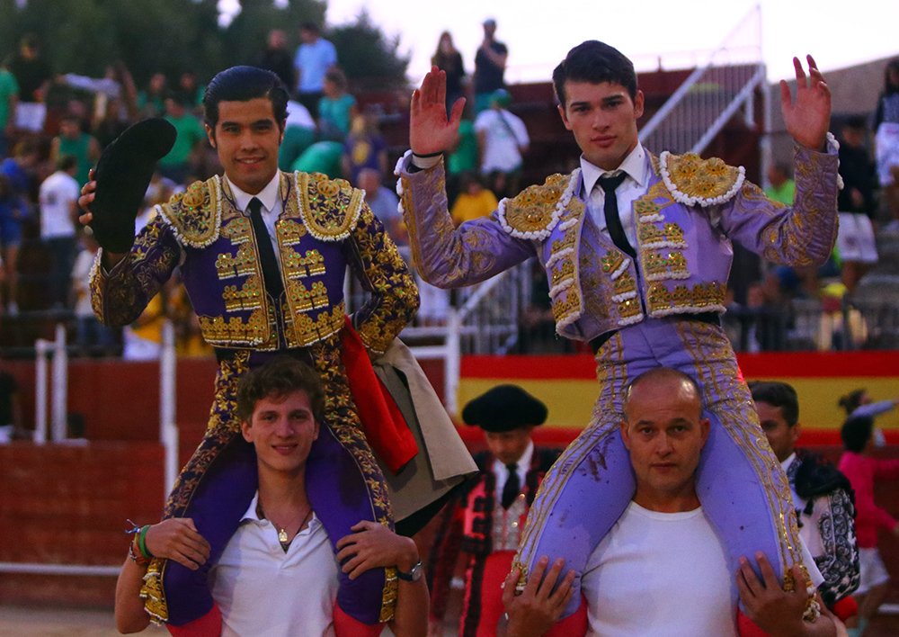 burladerotv's tweet photo. FESTEJOS.- TRILLO.- La capacidad de San Román y las ganas de Álvaro Sánchez triunfan #Trillo @Dsanroman @1alvaro0 @FernandoPlaza_ #ElCortijillo #Lozanohermanos (foto Emilio Méndez) https://t.co/R67PmI7ulb https://t.co/ta9jgubce3