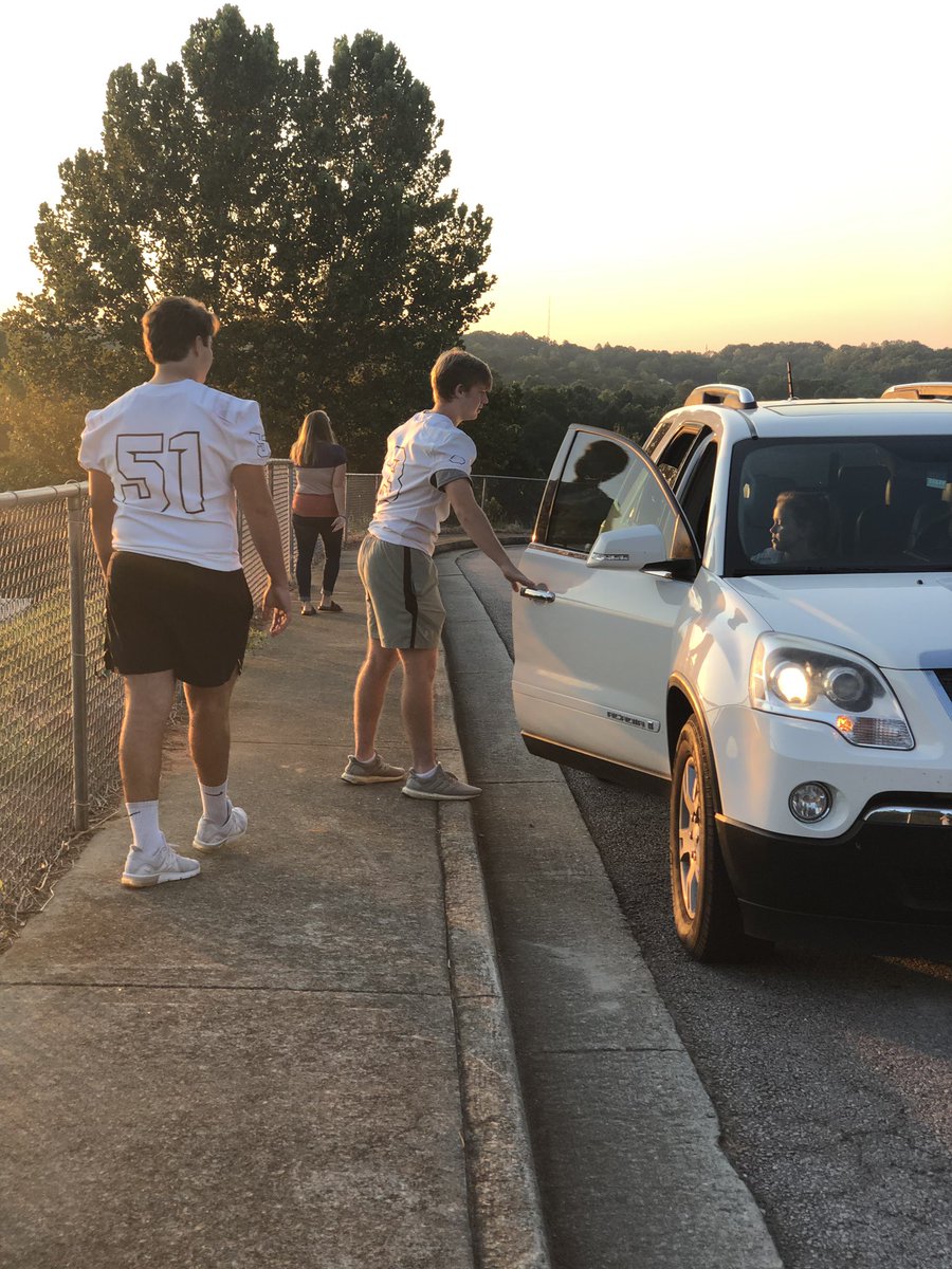 riverbendes's tweet image. Our @nthfootball players helped us out again today!  Josh and Trey are both Riverbend Hornets, and we are proud they are #alwaysahornet💚🐝💛  #GoTrojans 💚🖤 @NTH_Athletics @NorthHallHigh #riverbendrocks #character