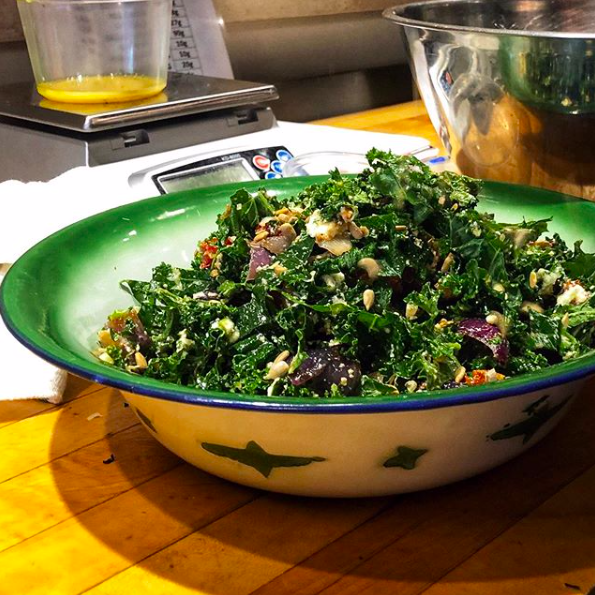 jackandlilTO's tweet photo. Lots of fun stuff hiding in this Kale Salad! Get ready to enjoy, charred onion petals, ginger-roasted tomato, ricotta, scallion, preserved lemon vinaigrette AND mint oil. Sound like your type of salad? 🙌🏻 #jackandlils https://t.co/3DCh6zHAYH