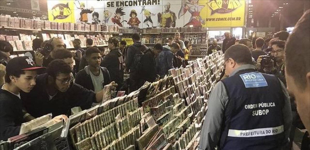 bbimbi's tweet photo. La policía moral recorriendo la bienal del libro para retirar libros considerados “impropios” por el alcalde evangélico de ultraderecha. No es Irán. No es Arabia Saudita. Es Brasil, hoy, ese país que ya no es más una democracia y hacemos de cuenta que no nos enteramos. https://t.co/JOnpGWZMVq