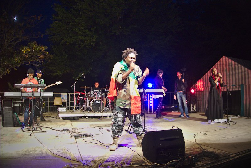 afpp86's tweet photo. C'est parti pour le #festival #Zaka des Trois-Cités au parc du Triangle d'Or. Merci à Robert et à toute l'équipe d'organisation. Beaucoup d'amour et de #solidarité partagés pour la ville de #Poitiers ! https://t.co/tSxHqOZ9eb