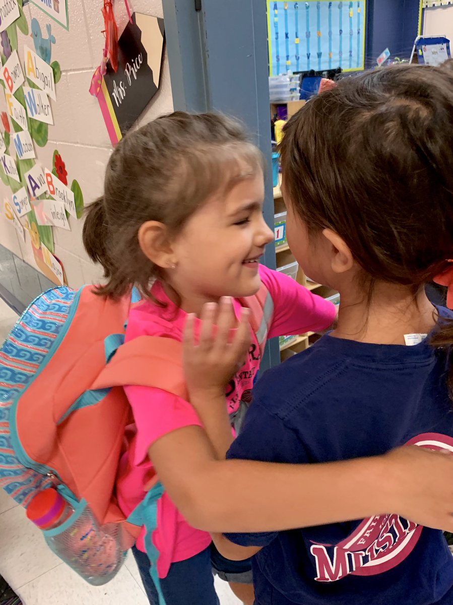 JCPrice331's tweet image. Capturing each other's hearts while greeting at the door🥰 #CKH @FairOaksRanchES