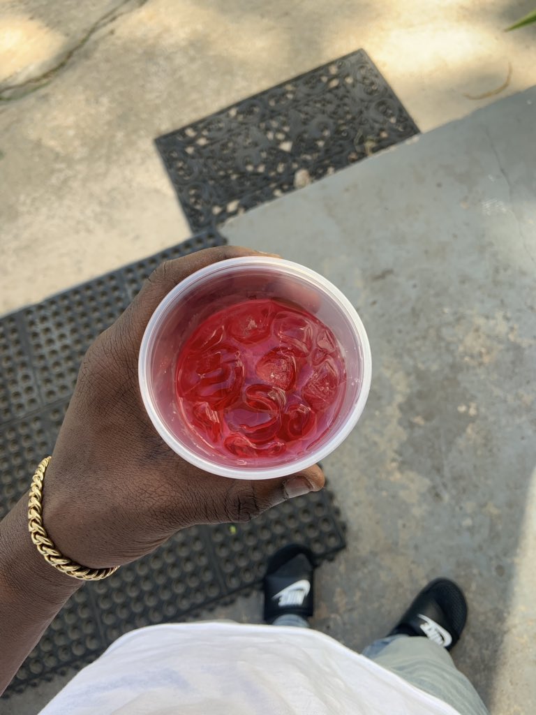 DropThatNeckk's tweet photo. How you hold juice vs how you hold the liq 😂😭😭 https://t.co/CcSCSDHm4U