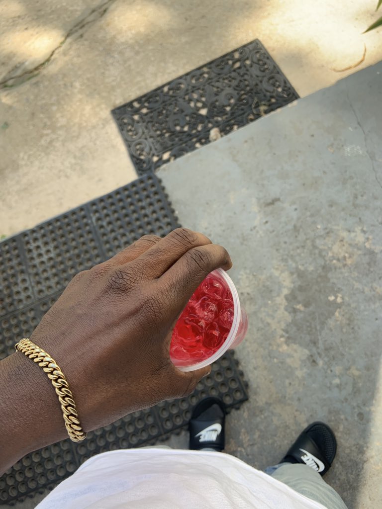 How you hold juice vs how you hold the liq 😂😭😭