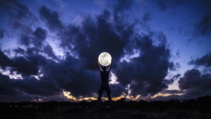 Moonipulations's tweet photo. The Moon Is Mine! – Photo by Jordi Rios Vallvè https://t.co/hc2KUU9bQc #moonphotography #playingwithmoon #playingwiththemoon #moongames #fullmoon #holdingthemoon #beautifulpictures #nightphotography #moonipulations https://t.co/TBAJ5TITcv