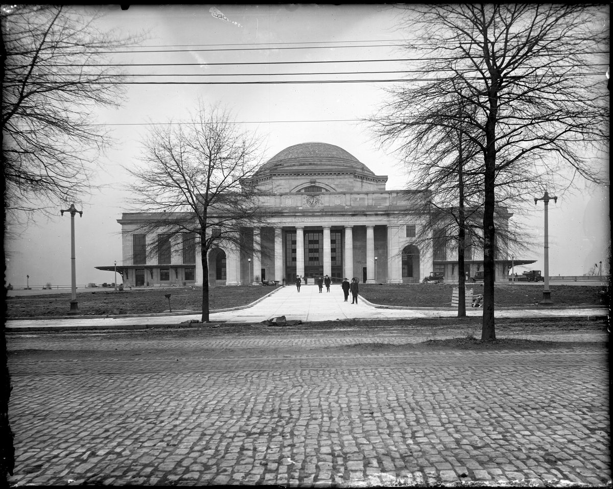 theValentineRVA's tweet photo. Take a look at the building. Recognize it? Before it was the @ScienceMusofVA, it was Broad Street Station! The shot was taken between 1918-1919, nearly 60 years before the museum opened. #FlashbackFriday #CookCollection
Image: Broad Street (Union) Station, Cook Collection 0765 https://t.co/8uwfpStAi2