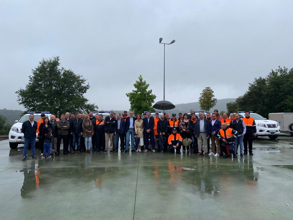 ConsPresidencia's tweet photo. Cumprimos co noso compromiso de mellorar o equipamento das Agrupacións de Voluntarios de Protección Civil para a atención das emerxencias en toda Galicia e, desta vez, @ARueda68  entregou en #Beariz 7 pick-up e 7 remolques a 14 concellos de #Ourense https://t.co/fPkcJ03xxT