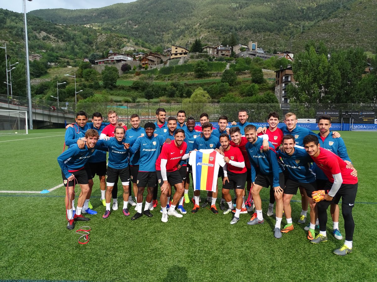 fcandorra's tweet photo. Buenas, @Ercaly!😄👋
¡En el @fcandorra nos unimos a vuestra iniciativa a favor de la asociación de niños con #autismo #ARATEA!❤️
¿Una Camiseta tricolor👕 por el Queso🧀? 🤔
¡Hecho!👌😁
De camino, por #lasonrisadeunniño! 📦✈️
#SomTricolors🔵🔶🔴 https://t.co/ZncbZXjHXA