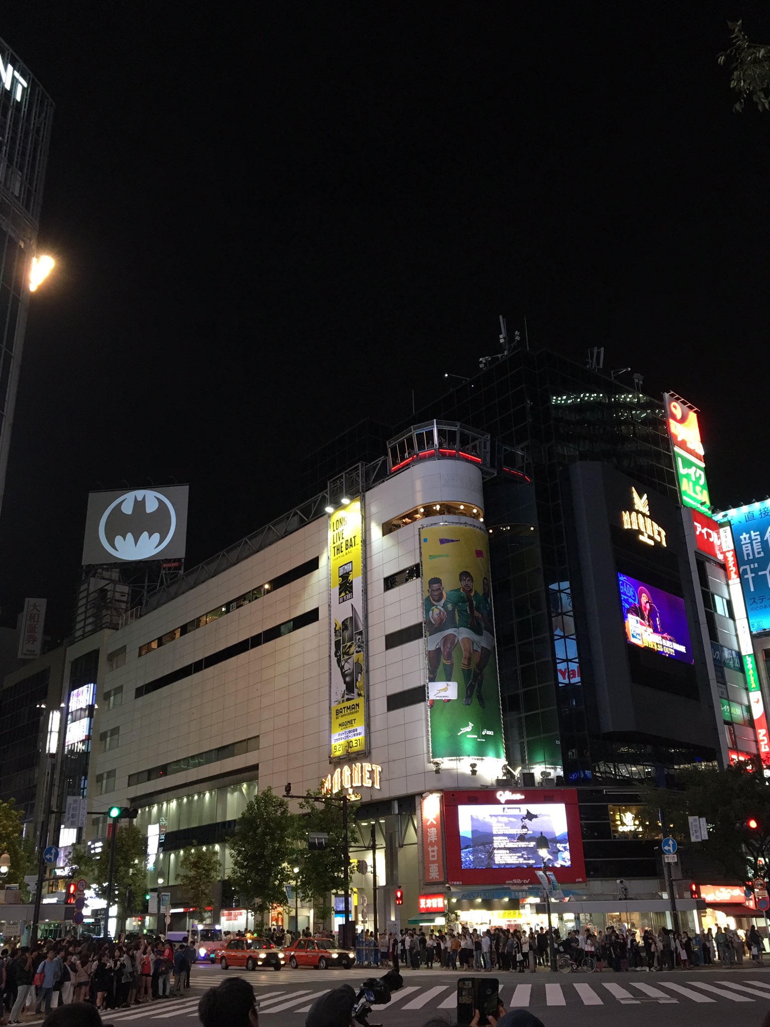 Magnet By Shibuya109 渋谷の空に注目 9 21の今日は バットマン80周年 今渋谷の街から空を見上げると バットシグナル が点灯していますよ 是非空を見上げてみてくださいね バットマン80周年 Longlivethebat Batman80 バットマンよ永久