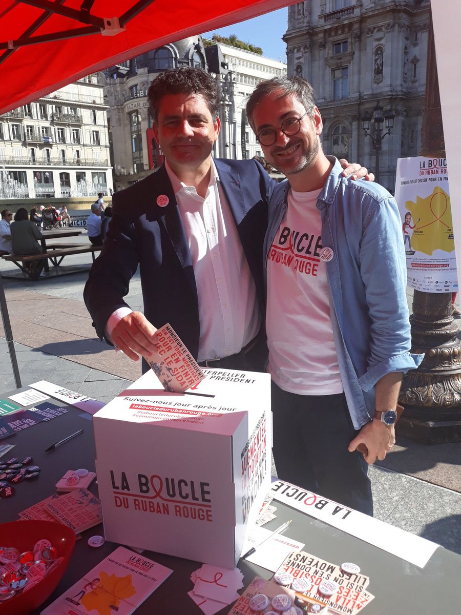 DELARUEEm's tweet photo. #LaBoucleduRubanRouge #commepromispresident Mobilisation pour mettre fin au SIDA dans le monde 
Bravo au @Crips_IdF pour cette belle initiative ! https://t.co/xfF9DiQjRS