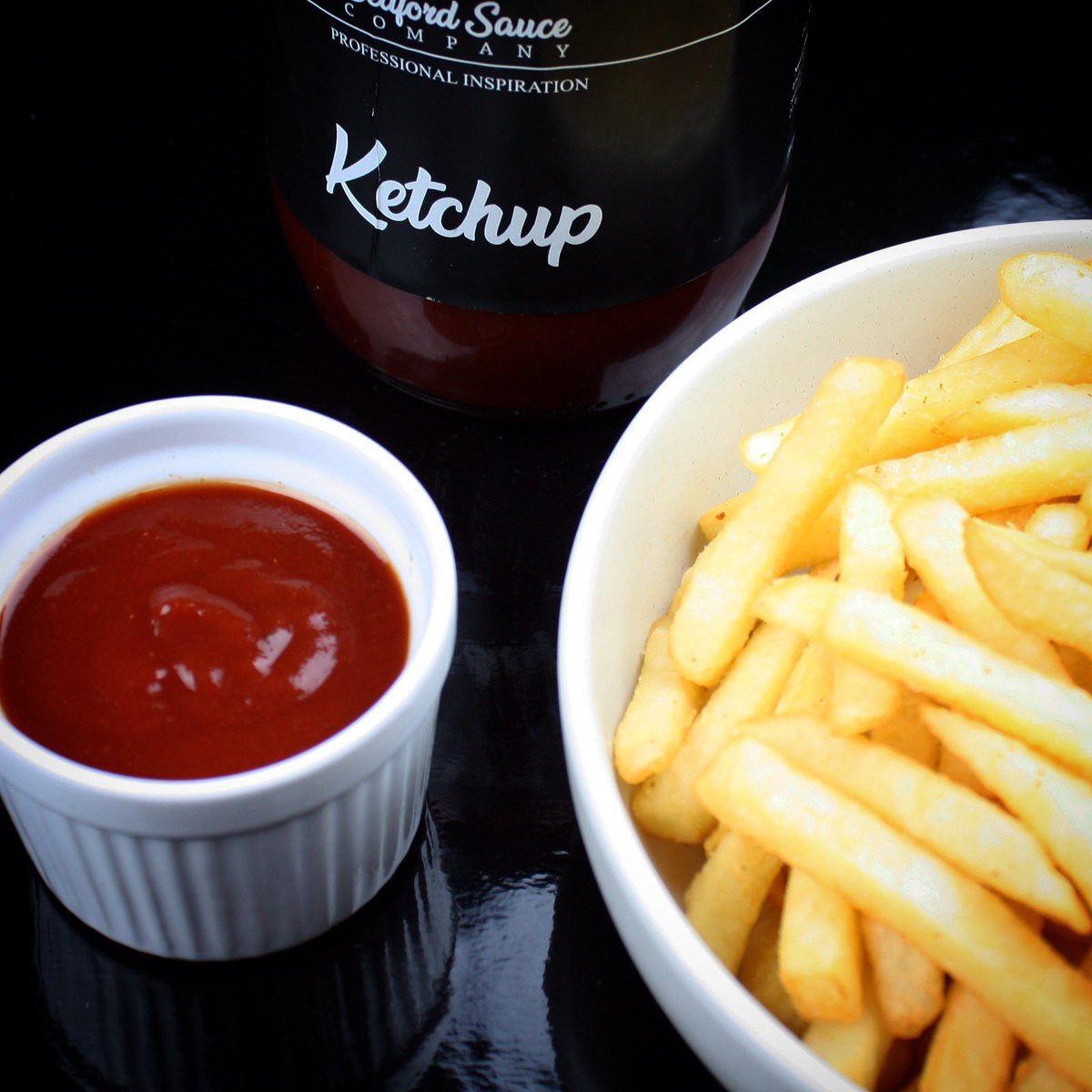 bedfordsauceco's tweet photo. Our handcrafted rich thick ketchup is the perfect partner to crispy warm chips in your restaurant.

#ketchup #condiments #restauranttable #chef https://t.co/iyrFMUp0Iq