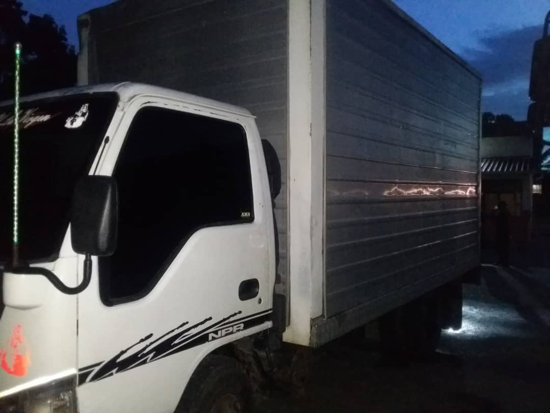 Redi_andes's tweet photo. #20SEP19 ||  @Redi_andes En el marco de la Operación Venezuela, Soberanía y Paz 2019 la @Zodi_Tachira / 25 BIMEC, Sector La Palmita Mncpo Panamericano, localizó 2 camiones cava abandonados con 16.200 lts de gasoil en tanques adaptados. https://t.co/rJXzYkKfCi
