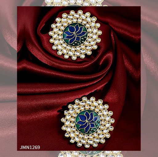 UtsavFashion's tweet image. Opt for these delightful Meenakari earrings overlaid with brightly colored designs like flowers, birds and leaves. Choose your favorite earrings in exquisite designs.
utsavfashion.com/jewelry/meenak…
.
.
#UtsavFashion #ModernYetRooted #CelebrateTheIndianExperience