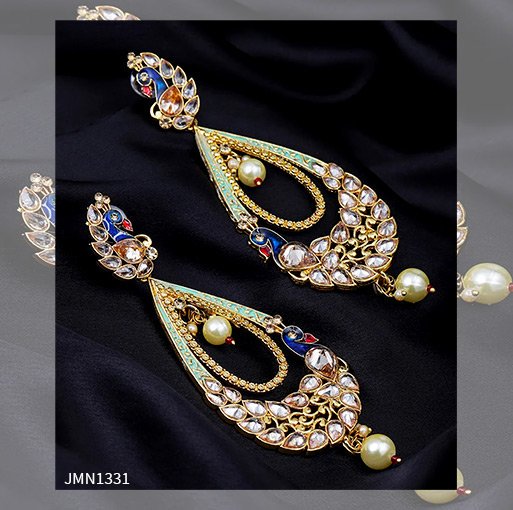 UtsavFashion's tweet image. Opt for these delightful Meenakari earrings overlaid with brightly colored designs like flowers, birds and leaves. Choose your favorite earrings in exquisite designs.
utsavfashion.com/jewelry/meenak…
.
.
#UtsavFashion #ModernYetRooted #CelebrateTheIndianExperience