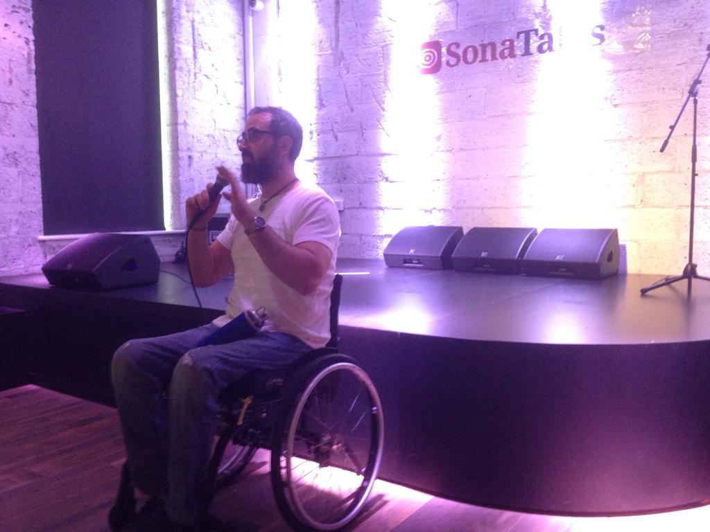 migratefulUK's tweet photo. Chef Ahmad sharing his story at this year's @SonaTalksEvents 🎤 

"Life has many different stages. One moment you’re up and in the blink of your eye you’re down. But you must never give up.”

Read more of our chef's stories on https://t.co/sjZvdJr2pt 💜 https://t.co/3NKTHZLPGG