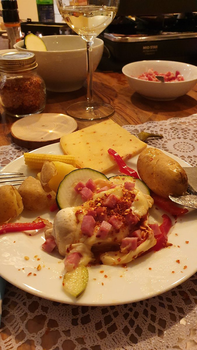 ThomasMaurer's tweet photo. What Swiss people do on Friday nights... #eatingcheese.... https://t.co/d1GhGk8DAX