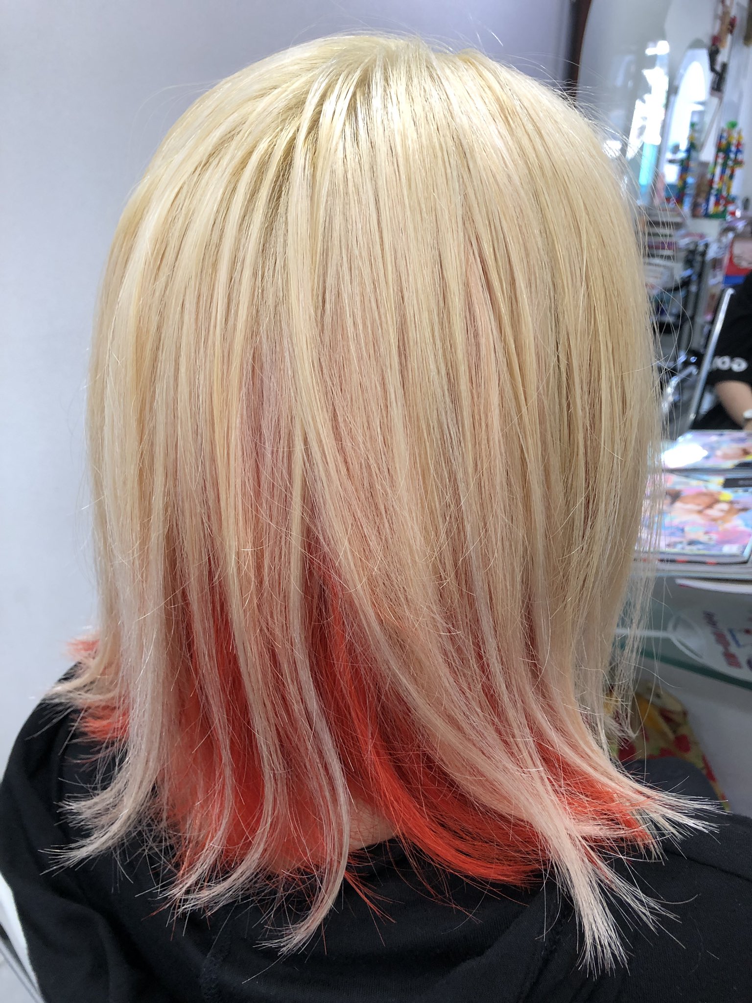 ストロベリーロックス 赤羽カラー専門店 本日のヘアカラー トップはプラチナブロンドに インナーをオレンジにしたツートンカラー このくらいの明るさだとホワイトブリーチ２回が目安です 特殊カラーは要予約 ヘアカラーに関する質問