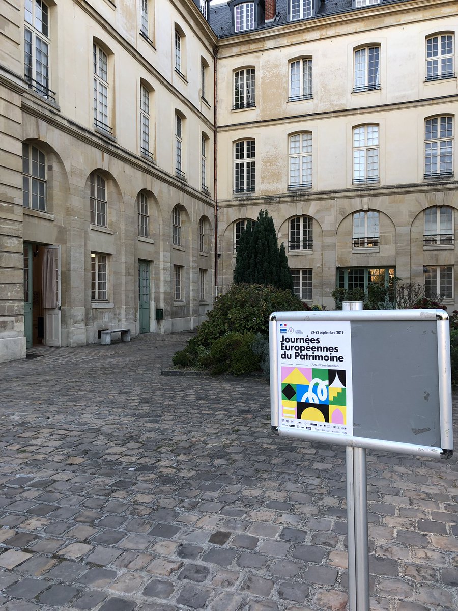 edegavini's tweet photo. Ouverture du lycée dans le cadre des journées européennes du patrimoine #JEP2019 . Merci à l’amicale pour cette exposition sur l’histoire des bâtiments et du lycée. @Julesferry78 @Versailles @acversailles https://t.co/OozzEpvYhh
