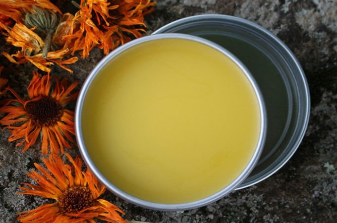 DrColombage's tweet photo. Vaseline එකක් සදා ගන්නා ආකාරය.
Beeswax තියෙනවා වෙළදපලේ ගන්න, ඔලිව් ඔයිල් ඕනී වෙනවා. 

Beeswax මේස හැදි දෙකක් පමණ ගෙන එය හොදින් ග්‍රේට් කරග්න්න. එයට ඔලිව් ඔයිල් කෝප්ප බාගයක් පමණ එකතු කර ඩබල් බොයිල් කරගන්න. ඉන්පසුව ද්‍රාවණය පොඩි කප් එකකට දමා නිවෙන්න තියලා බලන්නකෝ. https://t.co/AvokHujDTu