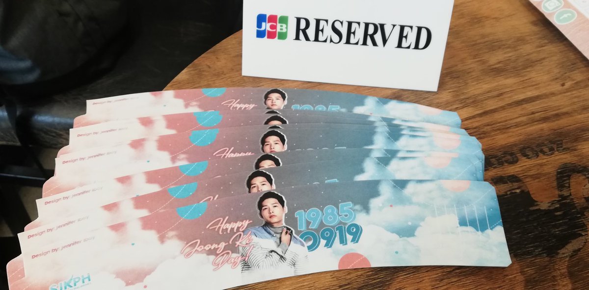 Song Joong Ki merch up for grabs!  
(Magazines,Posters,Pouch, Cheering Towel,  etc.) 

We'll start the raffle in a few minutes. 
Make sure you've filled up the raffle slip provided.  

Raffle draw will continue until 5pm at Zoo Coffee Vertis North.

#HappySJKDay