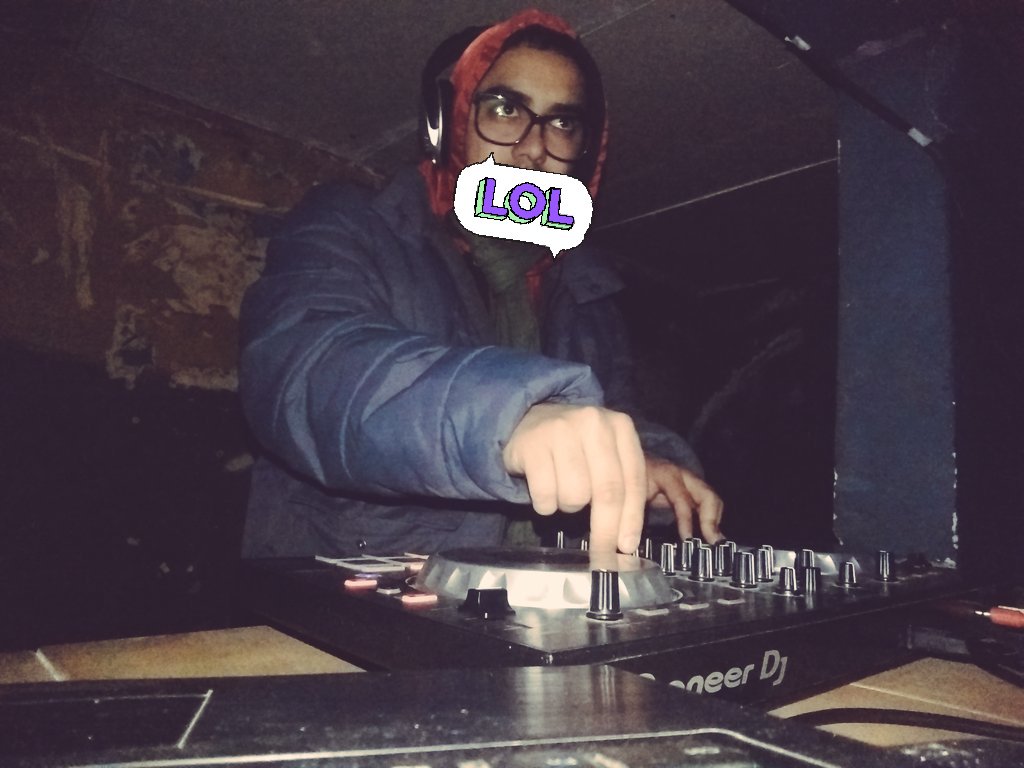 PedroMolina77's tweet photo. Tocando con frío 🎶😅
#DjPeter #JeronimoPub https://t.co/aAfbEcVLgz