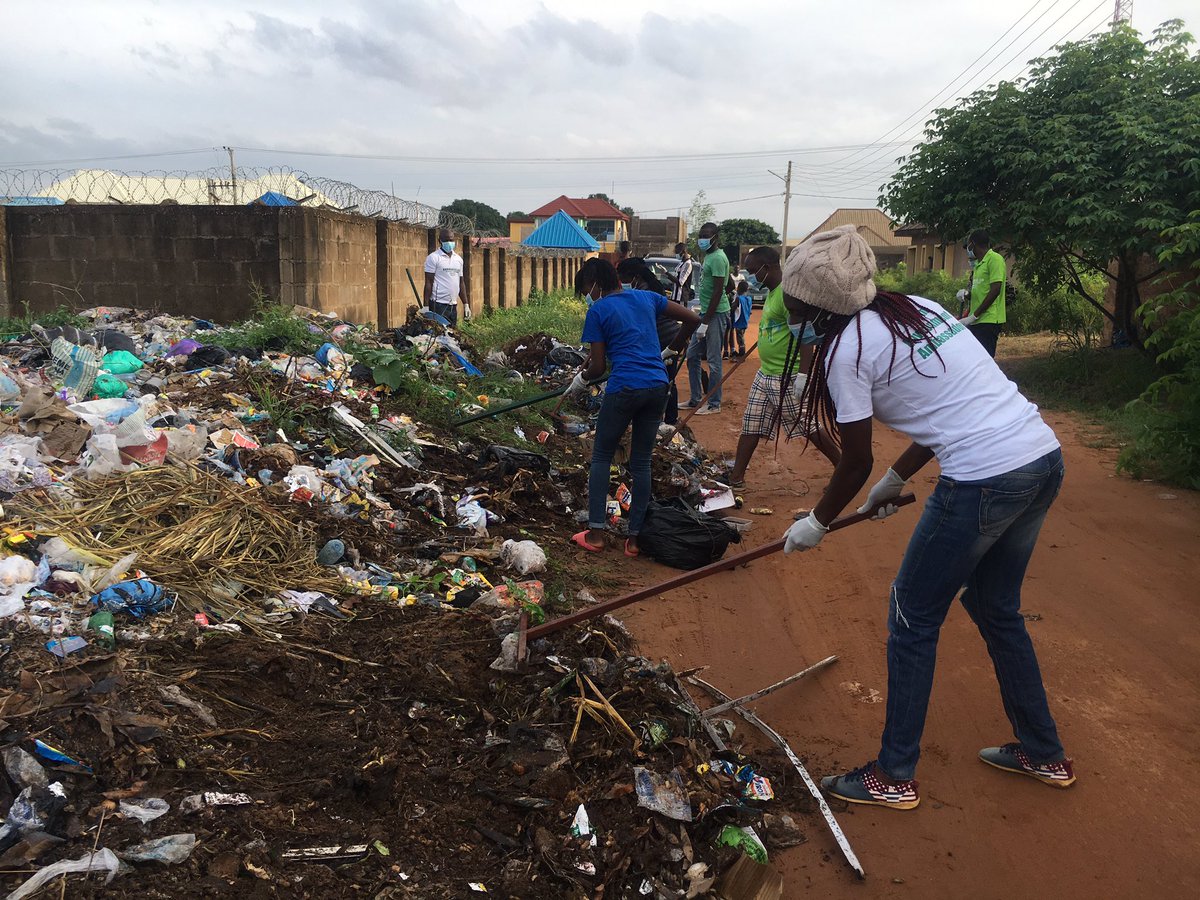 DevTrainNg's tweet photo. It’s #WorldCleanupDay and the #CLCAP Team with Yina community members are cleaning a major #DumpSite in the area
#KeepBenueClean https://t.co/M0cH1IcUVD