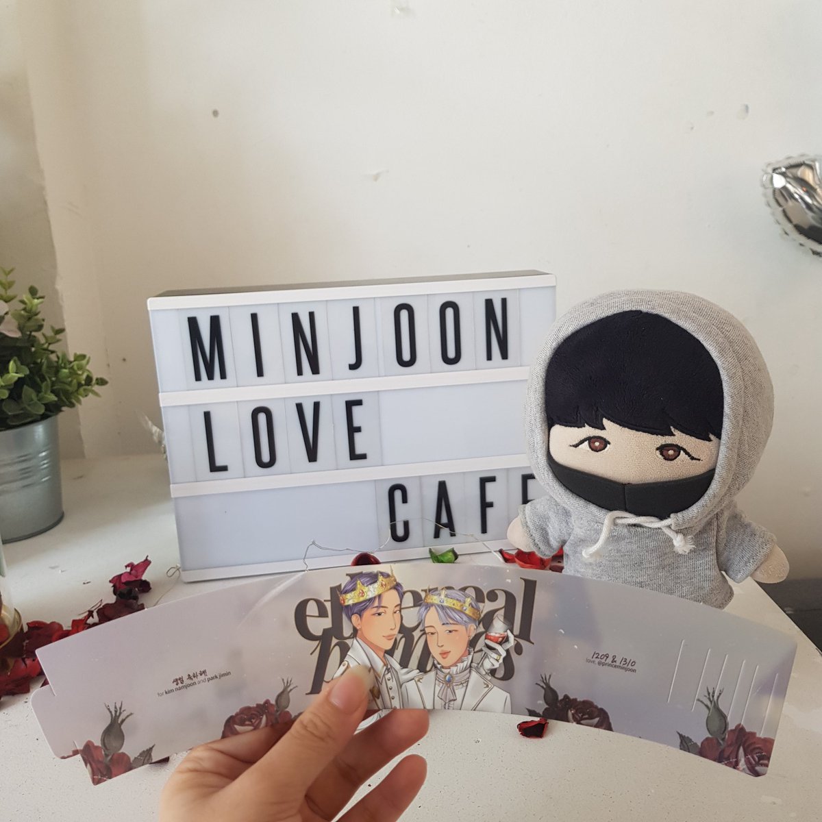 fairysyub's tweet photo. AAAAAAH so pretty ๐ฅบ thank you @princeminjoon for organising!!! #etherealprince https://t.co/h6EaKNxrMW
