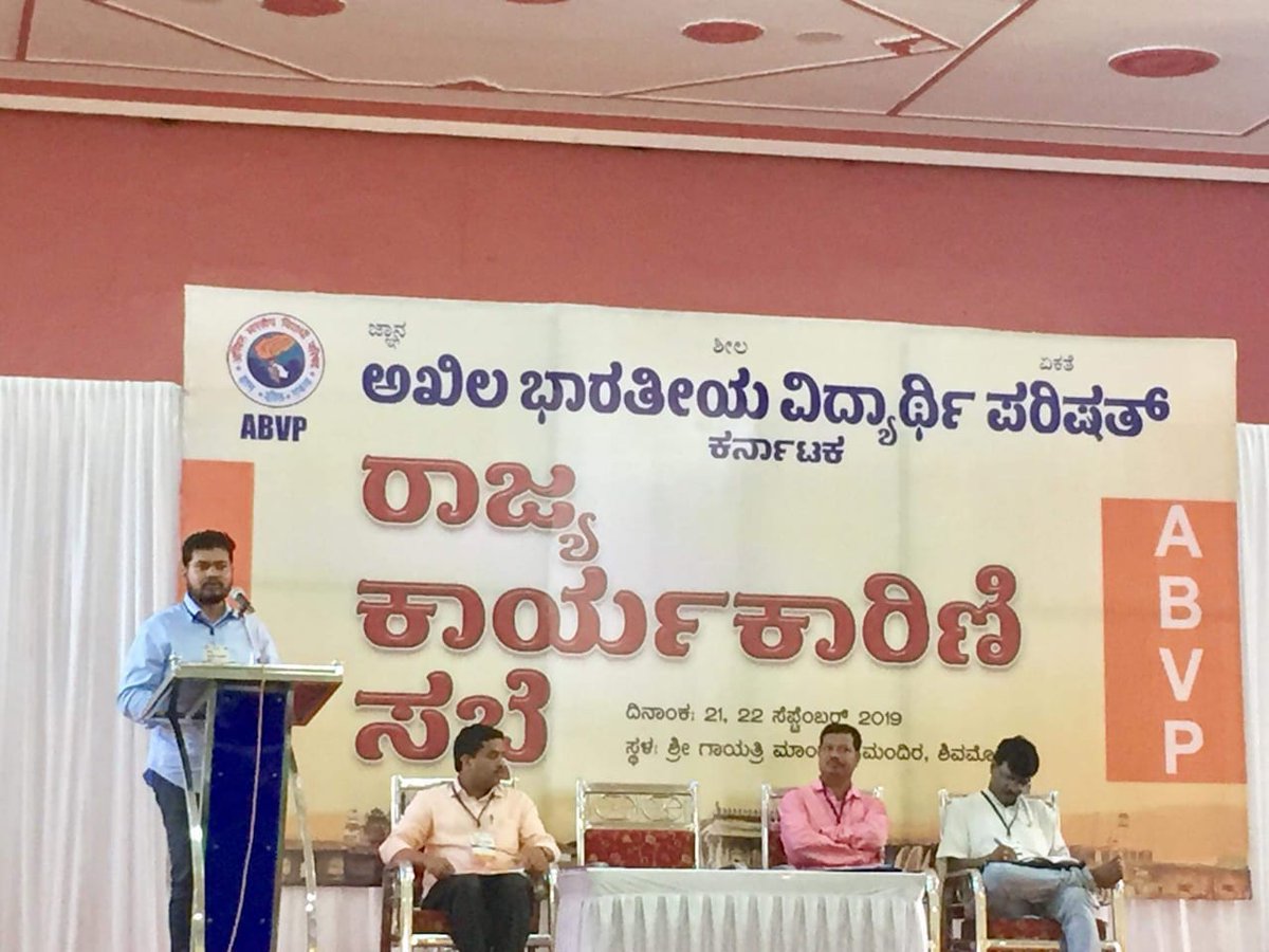 DavangereAbvp's tweet photo. ಶಿವಮೊಗ್ಗದಲ್ಲಿ ನಡೆಯುತ್ತಿರುವ ಅಖಿಲ ಭಾರತೀಯ ವಿದ್ಯಾರ್ಥಿ ಪರಿಷತ್ ನ ಕರ್ನಾಟಕ ರಾಜ್ಯ ಕಾರ್ಯಕಾರಿಣಿ ಸಭೆಯ ಉದ್ಘಾಟನೆಯನ್ನು ರಾಜ್ಯ ಅಧ್ಯಕ್ಷರಾದ ಡಾ,ಅಲ್ಲಮಪ್ರಭು ಗುಡ್ಡದ. ರಾಜ್ಯ ಕಾರ್ಯದರ್ಶಿ ಹರ್ಷ ನಾರಾಯಣ. ರಾಜ್ಯ ಸಂಘಟನಾ ಕಾರ್ಯದರ್ಶಿ ಶ್ರೀ ಸ್ವಾಮಿ ಮರಳಾಪುರ. ರಾಜ್ಯ ಪ್ರಮುಖರಾದ ಡಾ,ರಾಮಚಂದ್ರ ಶೆಟ್ಟಿ ಅವರು  ನೆರವೇರಿಸಿದರು. https://t.co/VJJT3NiEQV