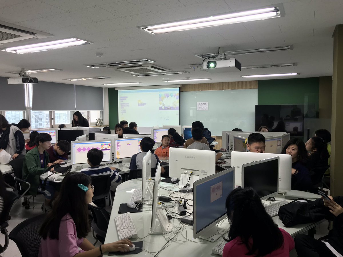 #성남시청소년재단 (대표이사 전미석) #중원청소년수련관 #방과후아카데미 징검다리 주말자기개발활동 'sw창의동아리' 활동 진행 중 입니다.
코딩 프로그램을 활용한 sw교육을 진행하였습니다.
다회차 프로그램 진행을 통해 재학생의 실력이 전문가 못지 않은 모습이네요🧐